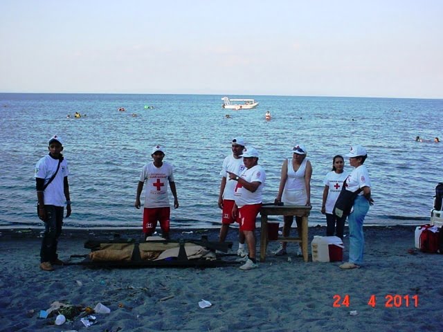 Personal de la Cruz Roja levanta campamento en Costas del Lago, el domingo 24 abril 2011